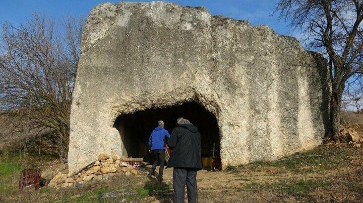 <p>Bunun dışındaki bölgelerde bunlara pek rastlanmaz. Bu tür mezar odaları Hristiyanlığın eski dönemlerinde, bu dini kabul etmiş halklar, Paganlar tarafından takibata uğruyordu. Böylece gerek ibadetlerini, gerekse mezarlarını gözden ırak, görülmeyen yerlere yapmaktaydılar" dedi.</p>
