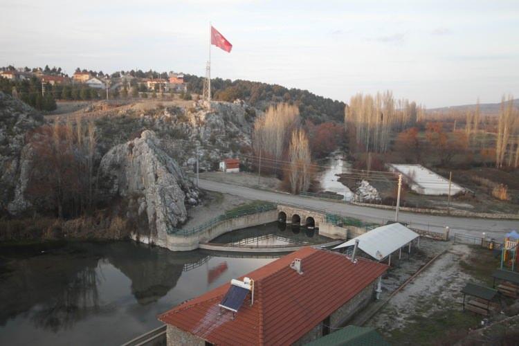 <p>Fotoğraf Sanatçısı Seyit Konyalı ise tarihi su değirmeni ve Leylekler Tepesi önündeki dereyi bugüne kadar hiç böyle susuz bir şekilde görmediklerini dile getirerek, "Sürekli olarak hafızalarımızda yer alan durum burada sürekli akan bir şelale olması ve gezmeye gelen insanların burada piknik ya da yemek yerken görüyor olması idi. Bu yıl yaşanan kuraklığın etkisiyle burada da sular çekilmiş, çok üzüldük. </p>
