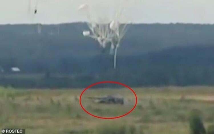 <p>Rostec tarafından paylaşılan video kaydında, Sprut-SDM1 tankının savaş uçağından paraşütle bırakıldığı görülüyor. Paraşütteki tankın içinde üç askerin bulunduğu açıklandı.</p>
<ul>
</ul>