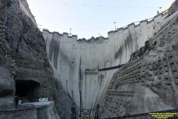 <p> Barajda şu ana kadar ise 3,85 milyon metreküp beton kullanıldı. 2021 yılında devreye girmesi planlanan projede gövdenin tamamlanmasına 7 metre kaldı.</p>