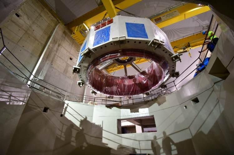 Yusufeli Barajı'nda 300 tonluk jenerat&ouml;r rotoru yerine indirildi