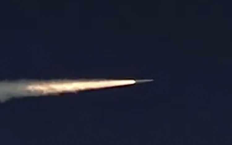 <p>Rus lider, nükleer yetenekli füzeyi, ilk uydunun 1957 Sovyet fırlatmasına benzer bir teknolojik ilerleme olarak nitelendirdi ve Avangard'ın hipersonik hızlarda atmosferde uçuştan kaynaklanan 2,000C (3,632F) sıcaklığa kadar dayanacak yeni kompozit malzemeler kullanılarak tasarlandığını belirtti.</p>
<ul>
</ul>