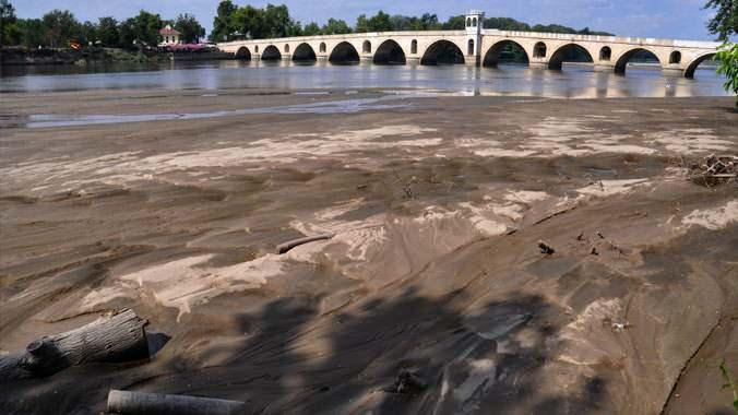 <p>KURAKLIK ZAMANI MERİ&Ccedil; NEHRİNDEN KARELER</p>
