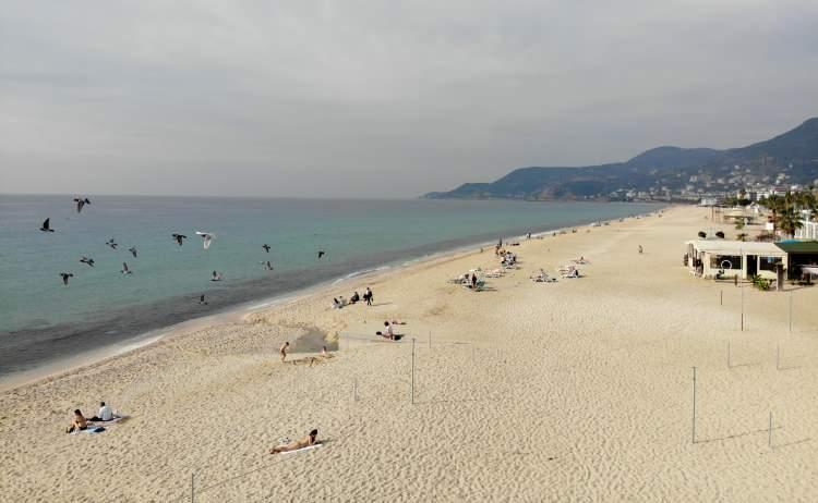 <p>Hava sıcaklığının 21 derece &ouml;l&ccedil;&uuml;ld&uuml;ğ&uuml; Alanya&rsquo;da kısıtlama nedeniyle yerli halk evlerinde otururken, hafta sonu kısıtlamasından muaf olan turistler sıcak havayı fırsat bilerek soluğu sahillerde aldı. Deniz nem oranının y&uuml;zde 63, su sıcaklığının da 19 derece &ouml;l&ccedil;&uuml;ld&uuml;ğ&uuml; il&ccedil;ede turistler, d&uuml;nyaca &uuml;nl&uuml; Kleopatra, Keykubat ve Damlataş plajlarında g&uuml;neşlenip denizin tadını &ccedil;ıkardı. Plajlarda y&uuml;r&uuml;y&uuml;ş yapan &ccedil;iftler, şezlonglarda kitap okuyan turistler ve kumlarda oynayan &ccedil;ocuklar renkli g&ouml;r&uuml;nt&uuml;ler oluşturdu.<br />
&nbsp;</p>
