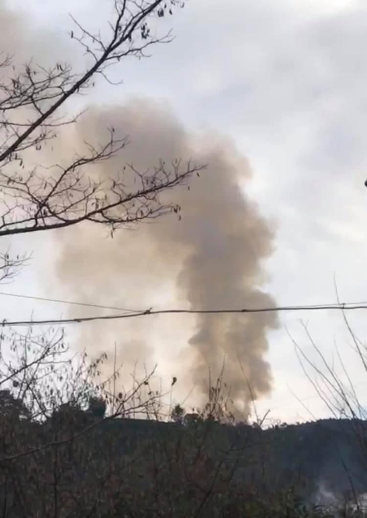 <p>Bazı noktalara yol olmadığı ara&ccedil;la ulaşım sağlanamazken, ekipler patika yollardan ulaştığı b&ouml;lgede yangınlara m&uuml;dahale etmeye &ccedil;alışıyor.&nbsp;</p>
