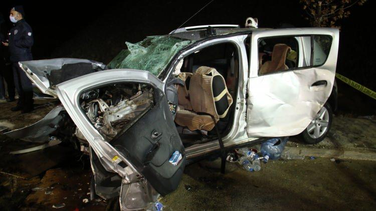 <p>Elazığ&rsquo;da otomobil ile hafif ticari aracın &ccedil;arpışması sonucu meydana gelen kazada &ouml;len 4 kişinin kimliği belli oldu.</p>
