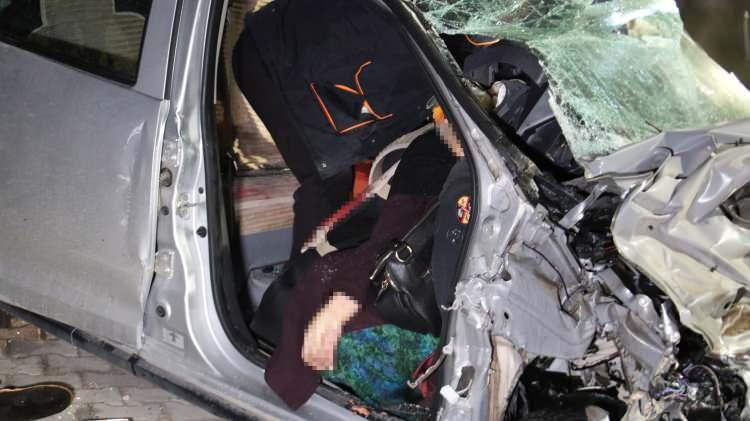 <p>&Ccedil;arpışmanın etkisiyle ara&ccedil;lar savrularak hurdaya d&ouml;nd&uuml;. Kazada olay yerinde ve hastanede 4 kişi hayatını kaybetti.&nbsp;</p>
