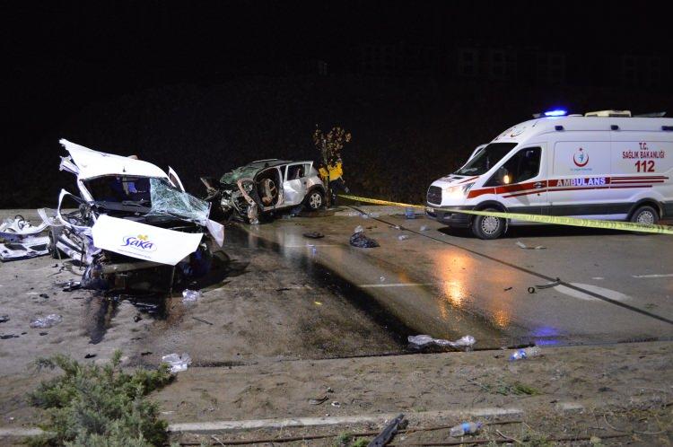 <p>Kazadan yaralı kurtulan ve kardeşini kaybeden s&uuml;r&uuml;c&uuml; Ali Yiğit (33) ile annesi, anneannesi ve dedesini kaybeden Sude Sesveren&rsquo;in (12) tedavisinin ise devam ettiği &ouml;ğrenildi.</p>
