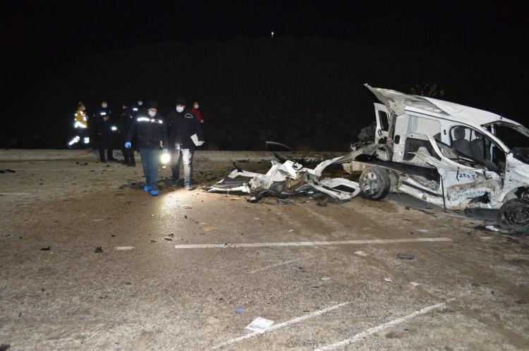 <p>Edinilen bilgiye g&ouml;re, &Ccedil;ayda&ccedil;ıra Mahallesi'nden Zafran Mahallesi'ne seyreden Ali Yiğit idaresindeki 23 HT 937 plakalı hafif ticari ara&ccedil;, s&uuml;r&uuml;c&uuml;n&uuml;n direksiyon hakimiyetini kaybetmesi sonucu karşı şeride ge&ccedil;erek Mehmet Kaya y&ouml;netimindeki 23 K 5497 plakalı otomobille &ccedil;arpıştı.&nbsp;</p>
