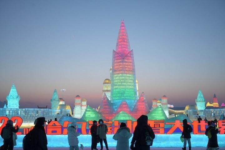 <p>Çin'in "buz şehri" olarak adlandırılan Harbin'deki kış turizm sezonunun Kasım 2020'den Nisan 2021'e kadar sürmesi bekleniyor.</p>

<p> </p>

