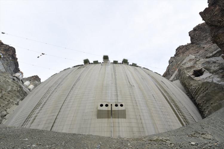Yusufeli Barajı'nda 300 tonluk jeneratör rotoru yerine indirildi