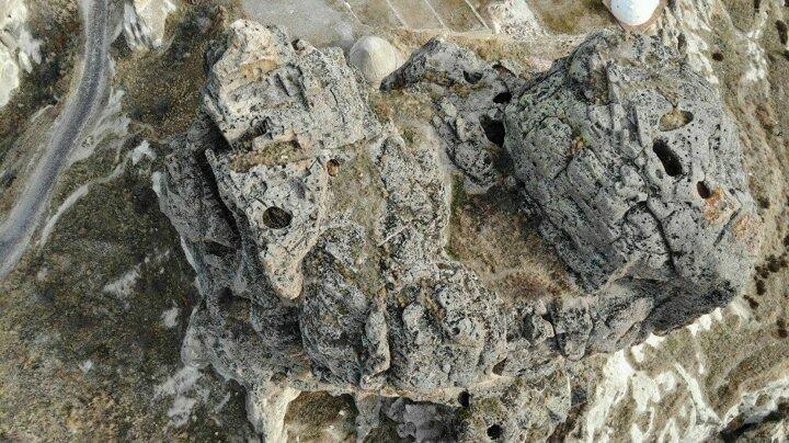 <p>Nevşehir&rsquo;in &Uuml;rg&uuml;p il&ccedil;esine bağlı Ortahisar beldesinde yerde 60 metre y&uuml;ksekliğe sahip İshak Kalesi&rsquo;nde bulunan 2 bin yıllık Roma d&ouml;nemine ait mezarlar g&ouml;renleri hayrete d&uuml;ş&uuml;r&uuml;yor.&nbsp;</p>
