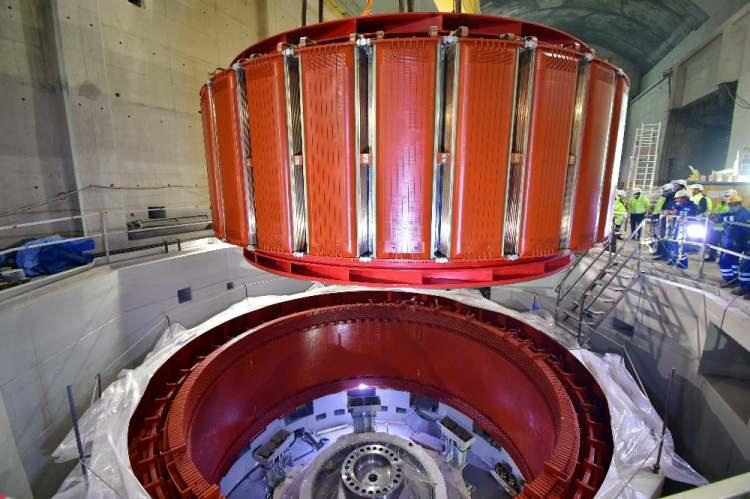 Yusufeli Barajı'nda 300 tonluk jenerat&ouml;r rotoru yerine indirildi