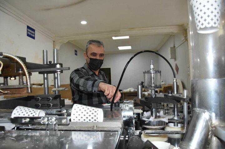 <p>Tavşanlı il&ccedil;esinde yaşayan evli ve 3 &ccedil;ocuk babası Murat Yıldız, Bursa&rsquo;da 13 yıldır &ccedil;alıştığı otomobil fabrikasından ayrılarak, memleketinde karton bardak fabrikası kurdu.</p>
