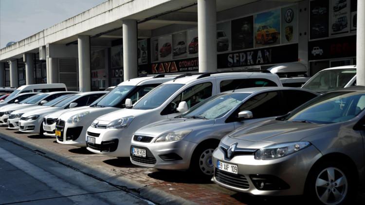 <p>Ardından 54 bin 422 adetle Renault Fluence, 48 bin 905 adetle Toyota Corolla, 42 bin 243 adetle Volkswagen Golf, 41 bin 635 adetle Renault Symbol ve 40 bin 622 adetle de Volkswagen Polo sıralandı.</p>