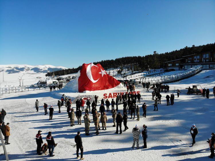<p>Sarıkamış’ta donarak şehit olan 90 bin askerinin anısına 200 kamyon kar taşınarak yapılan kardan heykellerin açılışını Kasapoğlu ve Dönmez yaptı. Açılışı yapılan kardan heykellere kırmızı karanfil bırakıldı. JAK timlerini ellerinde Türk bayrağı ile meşaleli gösterisi ise nefes kesti.</p>
