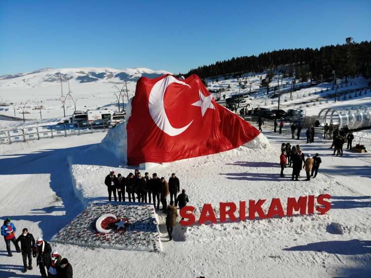 <p><strong>Sarıkamış</strong> Cıbıltepe Kayak Merkezindeki Kütük Evin önünde yapılan kardan heykeller eksi 15 derece soğukta, yaklaşık 200 kamyon kar kullanılarak yapıldı. Yapımı bir hafta süren kardan asker heykelleri Kars, Ağrı, Bayburt, Erzurum ve Muş üniversitelerinden toplam 10 kişilik ekip yaptı ve ışıklandırdı.<br />
 </p>
