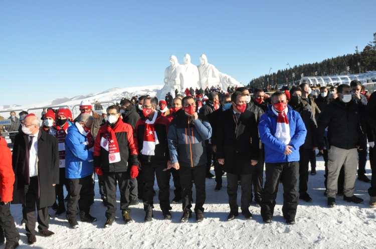 <p>Enerji ve Tabi Kaynaklar Bakanı Fatih Dönmez ise 1 asrı aşkın bir süredir, bugün 106 yıldır <strong>Sarıkamış</strong> Şehitlerini anma için hemen hemen her yıl seneyi devriyede büyük bir heyecan ve üzüntü ile olayları hatırladığımızı kaydederek, “O dönem coğrafyasına baktığımızda Osmanlı ve sonrasında da Cumhuriyetimizin ilk kuruluş yıldönümlerine baktığımızda Osmanlı neredeyse bir 30-40 yıllık kesintisiz savaşın, mücadelenin içerisinden geçti.</p>
