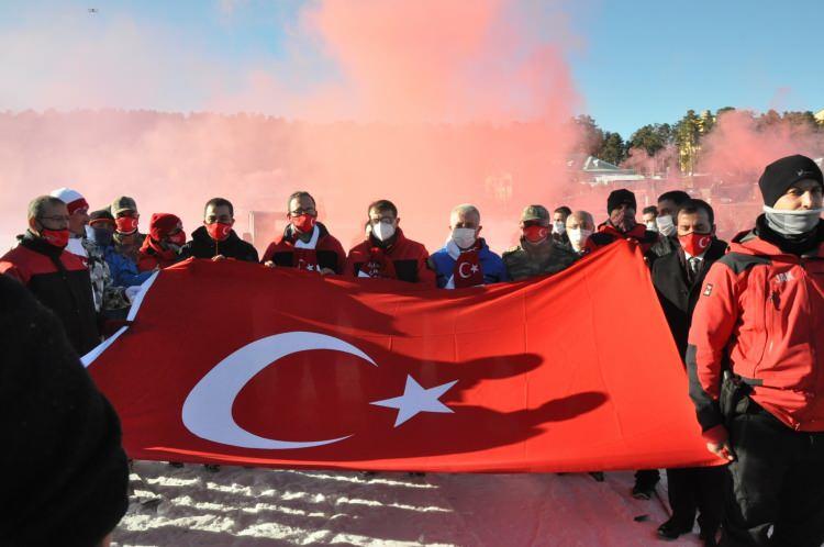 <p>Konuşmaların ardından 106 yıl önce <strong>Sarıkamış</strong> Harekatı’nda şehit düşen Mehmetçikleri anmak için Jandarma Arama Kurtarma (JAK) timi Türk bayrağı ve meşalelerle Cıbıltepe Kayak Merkezinin 1. etabından kayarak oteller bölgesine geldi.<br />
JAK timleri Türk bayrağını öperek Gençlik ve Spor Bakanı Mehmet Muharrem Kasapoğlu’na teslim etti, Bakan Kasapoğlu ise Türk bayrağını öperek teslim aldı.</p>
