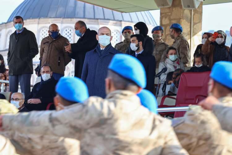 <p>Yenifo&ccedil;a Jandarma Komando Ter&ouml;ristle M&uuml;cadele Harekatı Okul Komutanlığında d&uuml;zenlenen Jandarma Uzman Erbaş Komando Temel Kursu Mezuniyet T&ouml;reni'nde konuşan Soylu, m&uuml;barek bir g&uuml;nde gurur t&ouml;reninde olmaktan mutluluk duyduğunu belirterek, mezun olanları Cenabıhakk'ın koruması dileğinde bulundu.</p>
