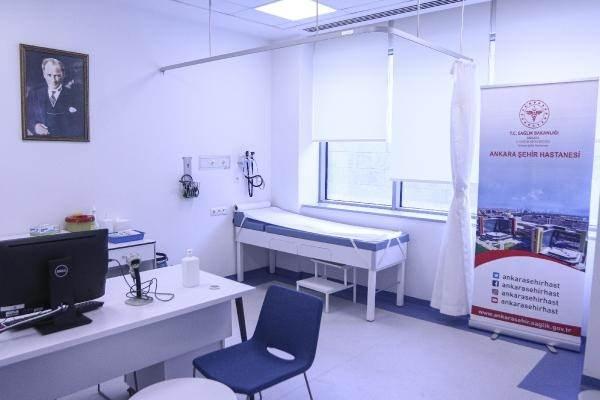 <p>Sağlık Bakanlığı'nın 81 ile g&ouml;nderdiği yazıda, Covid-19 aşılamalarının yapılacağı hastanelerde alınması gereken tedbirler ve aşılamanın nasıl yapılacağına dair esaslar yer aldı. Genelge doğrultusunda aşı uygulamalarının yapılacağı hastanelerde tedbirler alınmaya başlandı.</p>
