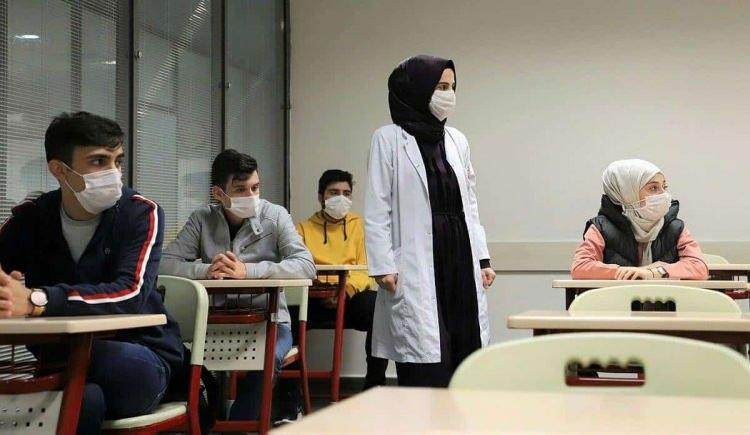 <p>Özel öğretim kurslarında ise yüz yüze eğitime 15 Şubat 2021'de başlanmasının planlandığı aktarıldı.</p>