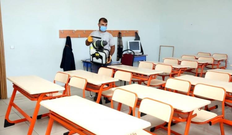 <p>Milli Eğitim Bakanı Ziya Selçuk, yüz yüze eğitimle ilgili umutlandıran bir açıklama yapmıştı. Selçuk, sosyal medya hesabından boş bir spor salonunun fotoğrafıyla yaptığı paylaşımda, şunları kaydetti:</p>