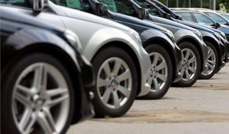 <p>Resmi Gazete'de yayımlanan tam listede taşıt değerleri de yükseltildi. </p>
<p>1301-1600 motor hacmindeki otomobillerde 56 bin 500 lirayı aşmayanlar, 99 bin lirayı aşmayanlar ve 99 bin lirayı aşanlar olarak değiştirildi. 1.600 motor hacminin üstündeki taşıtlar için de değerler değiştirildi. 1.601-1800 motor hacmine sahip 1-3 yaş grubu taşıtlarda 141 bin 600 lirayı aşan ve aşmayan olarak değiştirildi. 1.801-2.000 motor gücündeki taşıtlarda da 141 bin 900 lirayı aşan ve aşmayan olarak değerler değiştirildi. Taşıt değeri vergisiz fiyat anlamına geliyor.</p>