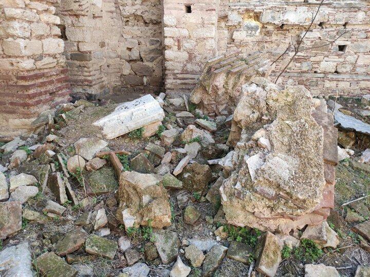 <p>Mudanya il&ccedil;esi Tirilye Mahallesi'nde bulunan Aya Yani kilisesi, Mudanya'ya yerleşen 3 papazdan biri olan Aya Yani tarafından yaptırıldı. Uzun yıllar kilisede yaşadığı tahmin edilen Aya Yani'nin &ouml;l&uuml;m&uuml;n&uuml;n ardından kilise korunmaya alındı. Deniz kenarında bulunan kilise, belli d&ouml;nemlerde onarımdan ge&ccedil;irilerek, g&uuml;n&uuml;m&uuml;ze kadar ulaştı.</p>
