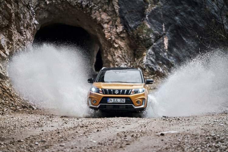 <p>ALLGRIP 4×4 sürüş sistemi, verimli yakıt tüketimi ve ileri güvenlik teknolojilerine sahip Vitara’ya; 100 bin TL’ye 12 ay yüzde 0 faiz veya <strong>284 bin 900 TL</strong>’den başlayan fiyatlarla sahip olunabiliyor.</p>
