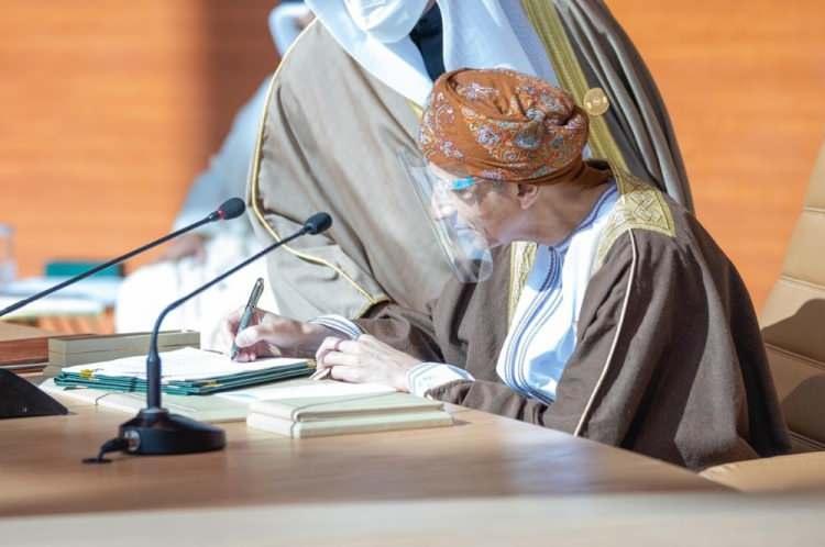 <p>Zirvenin açılışını yapan Suudi Arabistan Veliaht Prensi Muhammed bin Selman, Kuveyt ve ABD’nin Körfez’de uzlaşma sağlama çabalarını takdir ettiklerini belirterek, "Körfez İşbirliği Konseyi ülkeleri arasındaki entegrasyon güçlendirilmelidir. Körfez liderleri, dayanışma ve istikrarı teyit eden bir açıklama üzerinde anlaştılar" dedi.</p>
