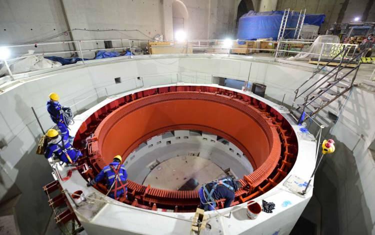 Yusufeli Barajı'nda 300 tonluk jenerat&ouml;r rotoru yerine indirildi