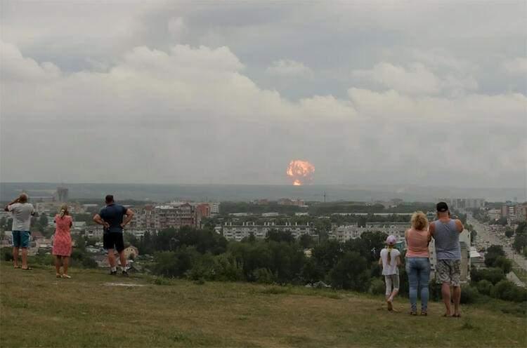 <p>Rus haber ajansları tarafından yayınlanan ayrı bir açıklamaya göre ise, Poseidon drone'larını taşıyabilecek ilk denizaltı olan Belgorod'un testleri devam ediyor ve sona gelindi.</p>
<p>Zircon (Tsirkon) isimli hipersonik deniz füzesinin ise kısa sürede savaş gemilerine konuşlandırılması bekleniyor. Rusya devlet medyası ise, Zircon füzesinin Amiral Gorshkow fırkateyninde ateşlenerek ülkenin kuzeyinde test edildiğini duyurdu.</p>
<ul>
</ul>
<ul>
</ul>
