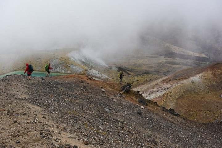 <p>Sırt çantalı gezginler, Yeni Zelanda'daki Kuzey Adası'nın iç bölgesinde bulunan Tongariro Dağ Geçidi'nden geçiyor.</p>
