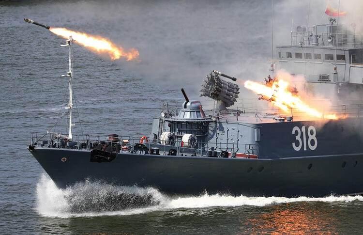 <p>Amerikan Associated Press (AP) haber ajansı, St. Petersburg'daki törende 46 savaş gemisi ve 4 bin askerin yer aldığını bildiriyor. Rusya'nın Avrupa'daki toprağı Kaliningrad'da ise, Baltiysk kenti açıklarında anti denizaltı gemisi Aleksin peş peşe füzeler fırlattı.</p>
<ul>
</ul>