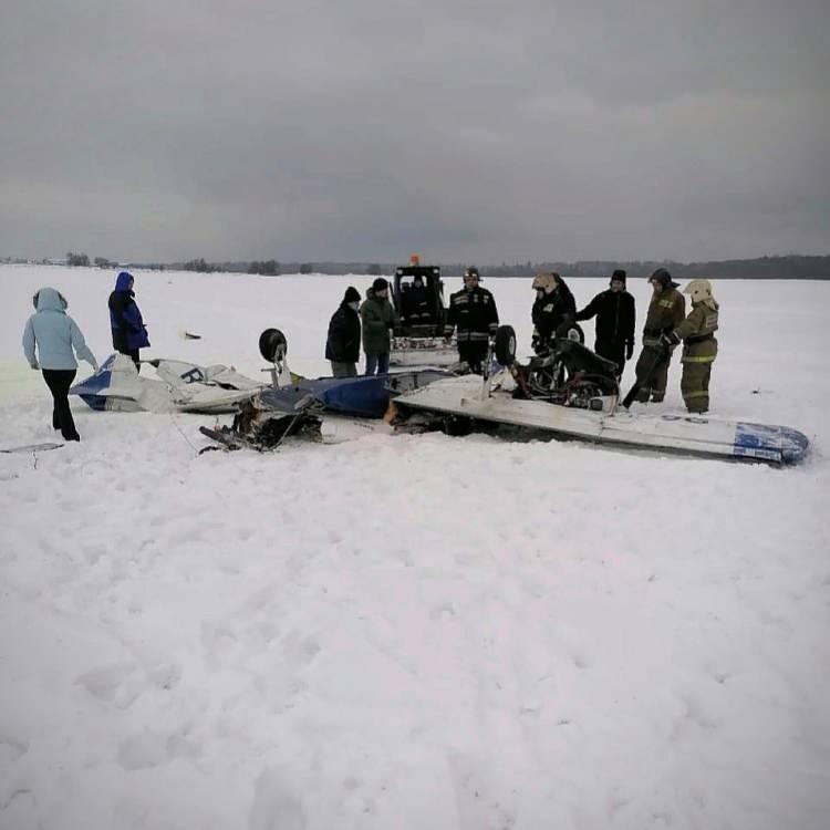 <p>Rusya'nın Petersburg kenti sınırındaki Leningrad bölgesinde Piper-150 tipi hafif motorlu uçağın kalkış esnasında başka bir uçakla çarpışması sonucu 3 kişi hayatını kaybetti.</p>
