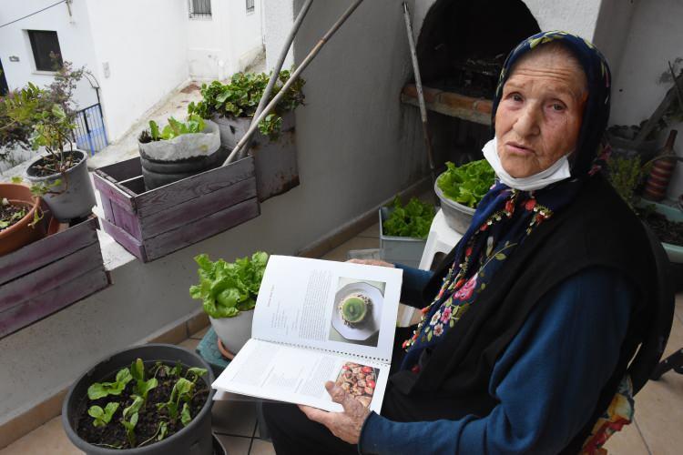 <p>İstanbul'da yaşarken okuma yazma bilmediği i&ccedil;in evinin adresini bulamayınca kaybolan Cebeci, o g&uuml;n i&ccedil;inde hep bir eksiklik olarak duran okumayı &ouml;ğrenmeye karar verdi.</p>

<p>Kendi &ccedil;abasıyla 30 yaşında okumayı &ouml;ğrenen Cebeci, bir s&uuml;re sonra eşinin işi dolayısıyla Bodrum'a taşındı. Yazmayı &ouml;ğrenmek, okumasını da geliştirmek isteyen Cebeci, 70 yaşında gittiği okuma yazma kursuyla&nbsp;bu hayalini de ger&ccedil;eğe d&ouml;n&uuml;şt&uuml;rd&uuml;.</p>

<p>Kendi hayatını anlatan kitabı yazmaya karar verince bilgisayar kullanmayı da &ccedil;ocuklarının ve torunlarının desteğiyle &ouml;ğrenen 88 yaşındaki Cebeci, bug&uuml;ne kadar hayatını ve kadına şiddeti ele aldığı d&ouml;rt&nbsp;kitap yazdı.</p>
