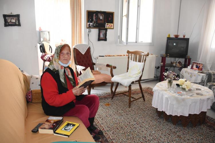 <p>Cebeci, birer tane &ccedil;ıkardığı kitaplarının,&nbsp;sponsor bulamadığı i&ccedil;in basımını yaptıramadığını&nbsp;bildirdi.</p>

<p>- "Bundan sonraki yaşamımda hep okumak ve yazmak istiyorum"</p>

<p>D&ouml;rt &ccedil;ocuğu ve 10 torunu olan Cebeci, AA muhabirine yaptığı a&ccedil;ıklamada, &ccedil;ok zor bir yaşamının olduğunu, hep okuma aşkıyla b&uuml;y&uuml;d&uuml;ğ&uuml;n&uuml; s&ouml;yledi.&nbsp;</p>

<p>Boş durmayı sevmediğini aktaran Cebeci, evinin adresini bulamamanın&nbsp;hayatında bambaşka bir kapı a&ccedil;tığını dile getirdi.</p>
