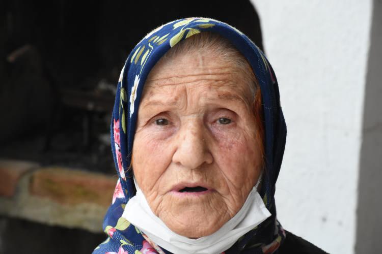 <p>&Ccedil;abasıyla okumayı &ouml;ğrense de hep kendini yetersiz g&ouml;rd&uuml;ğ&uuml;n&uuml; aktaran Cebeci, "70 yaşında okuma yazma kursuna gideceğimi duyanlar,&nbsp;'Sen bu yaştan sonra okuyup ne yapacaksın?' dediler.&nbsp;Ama ben 'Okumak en g&uuml;zel şey.' dedim ve yoluma devam ettim." dedi.</p>
