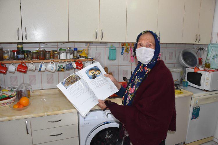 <p>Cebeci, fırsat bulduk&ccedil;a hep okumaya &ccedil;alıştığını belirterek, ş&ouml;yle devam etti:</p>

<p>"Zamanında torunlarımın birine hem bakıyordum&nbsp;hem de ona okuma yazma &ouml;ğretiyordum. Bundan sonraki yaşamımda hep okumak ve yazmak istiyorum. Beynimi hep b&ouml;yle şeylerle doldurmak istiyorum. Eşimi kaybettim. Kızımın biri de trafik kazasında yaşamını yitirdi. Okumak beynimdeki &uuml;z&uuml;nt&uuml;leri de unutturuyor. Bu yaşımda okuyarak ayakta durmaya &ccedil;alışıyorum.&nbsp;Okumayan herkese yardım etmeye &ccedil;alışıyorum. B&uuml;t&uuml;n derdim okuma yazma bilmeyen kalmasın. Elimden ne gelirse insanlar i&ccedil;in yapmaya &ccedil;alışıyorum."&nbsp;</p>
