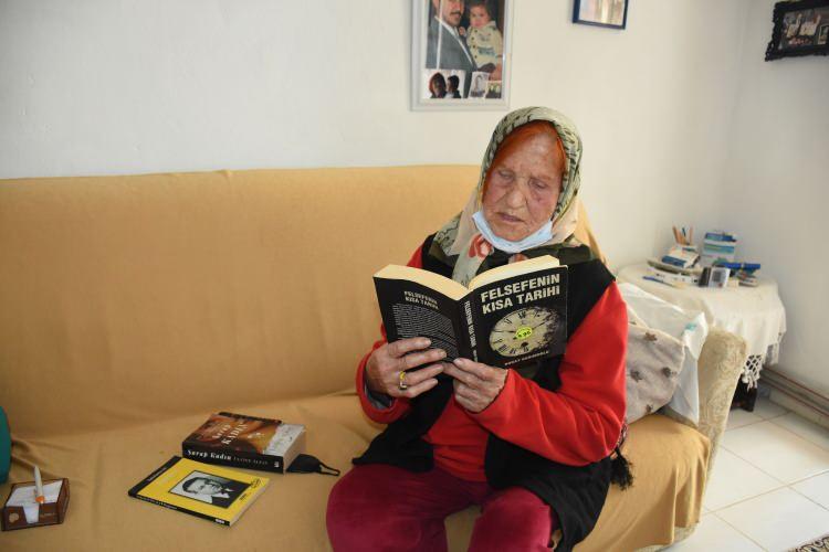 <p>Mahallede okuma yazma bilmeyenlerin Cebeci&nbsp;sayesinde okuma &ouml;ğrendiğine dikkati &ccedil;eken Akhan, "B&ouml;lgede yaşayan &ccedil;oğu insan okumayı merak etti ve okula gitti. Bunu Şefika Cebeci sayesinde başardılar. Bu yaşında da hala yılmadan devam ediyor. Biz onu hayranlıkla izlemeye devam ediyoruz. Azminden dolayı kendisini tebrik ediyorum." ifadesini kullandı.</p>
