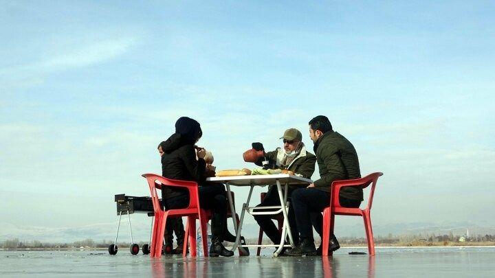 <p>B&ouml;lgede etkili olan soğuk hava il&ccedil;e merkezine 8 kilometre uzaklıkta bulunan G&ouml;lağzı Mahallesi'nde g&ouml;l&uuml;n tatlı su kaynaklarının da bulunduğu alanda, sahlin kısmen donmasına neden oldu.</p>
