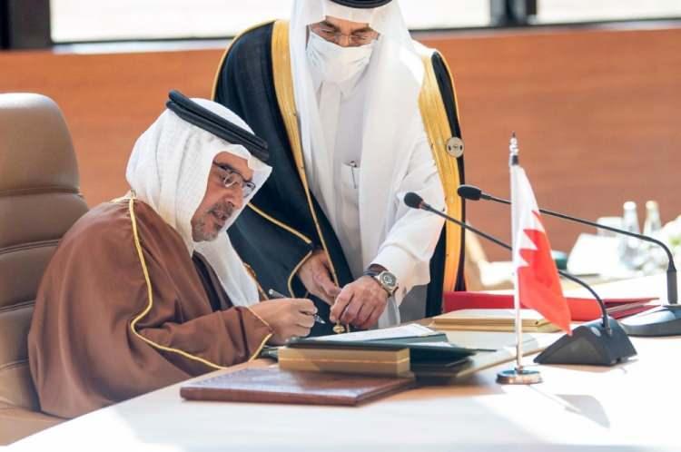 <p>Sabah, Körfez liderlerini ortak bir bildiri imzaladıkları için tebrik ederek bunu “tarihi bir başarı” olarak nitelendirdi. Kuveyt Emiri Sabah ayrıca, ABD Başkanı Donald Trump ve başdanışmanı Jared Kushner’in Körfez anlaşmasını desteklemek için samimi çabalarını takdir etti.</p>