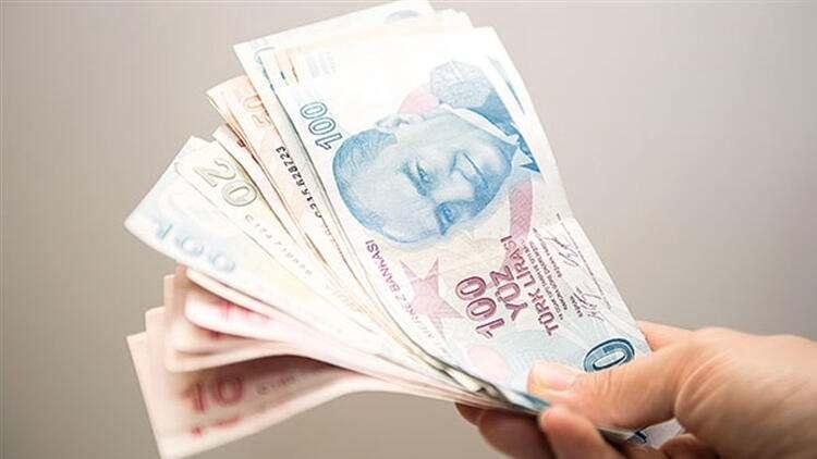 <p>EN DÜŞÜK MEMUR MAAŞI NE OLDU? </p>
<p>Eşi çalışmayan, iki çocuklu olduğu varsayılan en düşük memur maaşı 4 bin 230 TL’den 4 bin 541 TL’ye yükselecek.</p>