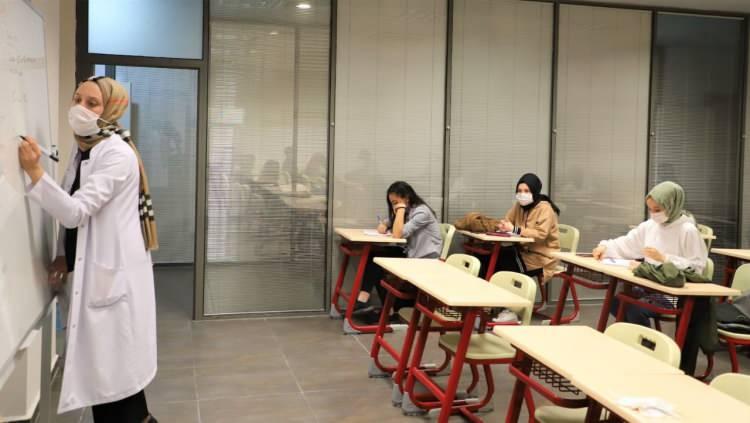 <p>Bakan Selçuk, <strong>"İl müdürlerimizin teslim edeceği bu tablet bilgisayarlarda öğrencilerin canlı ders ve EBA platformundan faydalanmaları için ihtiyaç duyacakları aylık 25 GB kotalı GSM internet hizmeti de var. İl yöneticilerimiz tablet bilgisayarları öğrencilere 4.5G GSM sim kartlı olarak teslim edecek. Her hafta yeni cihazlarıyla ders başı yapan öğrencilerimizin sayısı artıyor. Bu hafta 47 bin tablet bilgisayarın dağıtımını gerçekleştiriyoruz. Çocuklarımızın eğitime erişimi konusunda bizlere destek veren herkese teşekkürlerimi sunuyorum. Erişim problemi yaşayan çocuğumuz kalmayana kadar bu konuda hep birlikte kararlı adımlar atmaya devam edeceğiz"</strong> dedi.</p>
