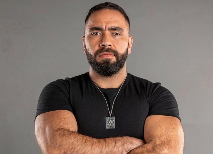<p><strong>GÖNÜLLÜLER TAKIMI<br />
YUNUS EMRE KARABACAK KİMDİR?</strong></p>
<p><strong>Yunus Emre Karabacak, 11.02.1990 tarihinde Erzurum’da doğdu. Bursa’da yaşayan Yunus Emre, 20 senedir güreş yaptığını belirtti. Yıldızlar gençler Türkiye’de dereceleri olan Yunus Emre Karabacak’ın ayrıca Kırkpınar’da 3 kere dereceye girdi. </strong></p>
<p><strong>Yunus Emre Karabacak, liseyi Atatürk Anadolu lisesi spor bölümünde okudu. Balıkesir üniversitesi BESYO antrenörlük bölümünden mezun oldu.</strong></p>
<p><strong>2015’de üniversiteler arası Türkiye şampiyonluğu olan Yunus Emre Karabacak, Bursa Osmangazi spor kulübünde spor hayatına devam ediyor.</strong></p>