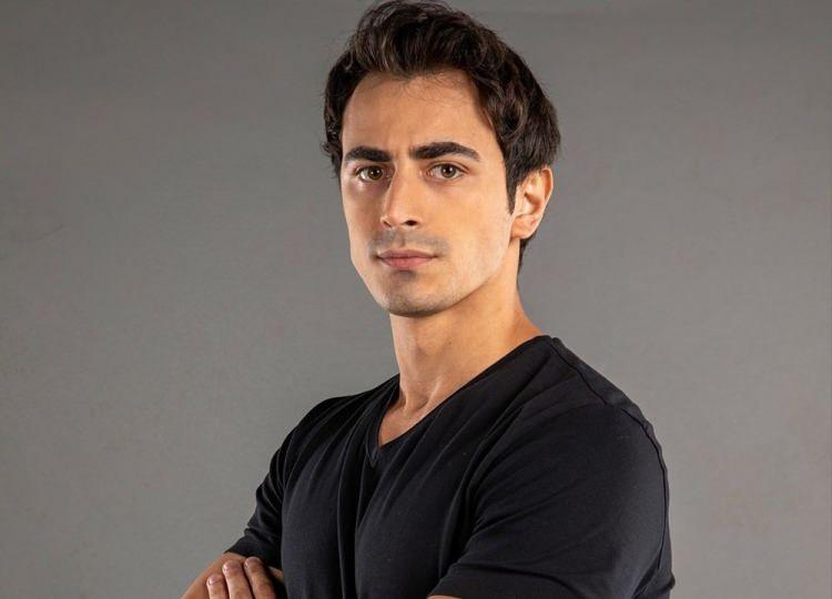 <p><strong>GÖNÜLLÜLER TAKIMI<br />
EMİN GÜNENÇ KİMDİR?</strong></p>
<p><strong>Survivor 2021 gönüllüler takımı yarışmacıları arasında yer alan Emin Günenç, kendisinden şu sözlerle bahsediyor;</strong></p>
<p><span style="color:#800080"><strong>“Merhaba ben Emin Günenç, 23 Temmuz 1994’de İstanbul’da doğdum. Tekirdağ Şarköylüyüm. 8 yaşında futbola başladım. 18 yaşına kadar futbol oynadım sakatlanınca bırakmak zorunda kaldım. Üniversiteyi Marmara Üniversitesi makine ressamlığı bölümünde okudum. Üniversite bitince oyunculuk eğitimi aldım. En son Kanal D’de yayınlanan Bir Annenin Günahı dizisinde oynadım.”</strong></span></p>