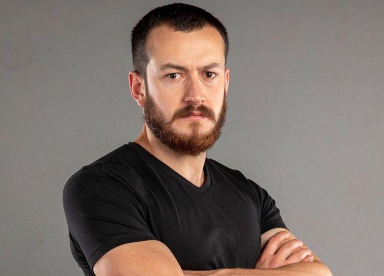 <p><strong>GÖNÜLLÜLER TAKIMI<br />
SULTAN REŞAT HACIAHMETOĞLU KİMDİR?</strong></p>
<p><strong>1990 yılında Trabzon'un Of ilçesinde dünyaya gelen Sultan Reşat Hacıahmetoğlu, öğrenimini üniversite yıllarına kadar doğduğu ilçe olan Of'ta sürdürdü.</strong></p>
<p><strong>2014 yılında Ordu Üniversitesi'nden mezun olan Hacıahmetoğlu, lise yıllarında karate ve vücut geliştirme sporlarına başladı. Lise bitene kadar karate ile ilgilenen Hacıahmetoğlu, sonrasında vücut geliştirme ile ilgilenmeye devam etti.</strong></p>
<p><strong>2016 yılında sosyal medya macerası başlayan Sultan Reşat Hacıahmetoğlu, doğaya ve spora olan sevgisini, Karadeniz aile yapısını ve mizahı bir araya getirerek insanların ilgi odağı oldu.</strong></p>
<p><strong>Uzun süre özel bir şirkette çalışan Hacıahmetoğlu, Trabzon'da yaşamını sürdürmektedir.</strong></p>