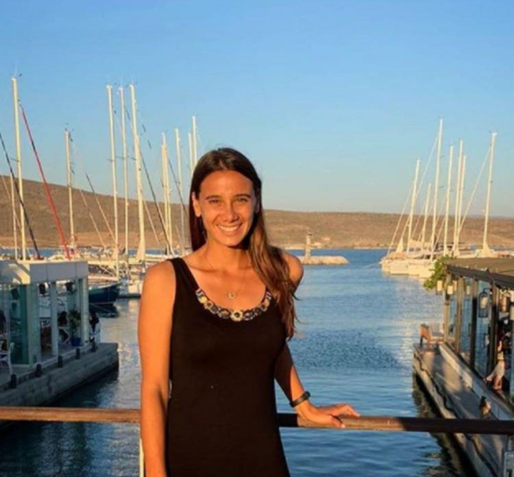<p><strong>ÜNLÜLER TAKIMI<br />
MELİS SEZER KİMDİR?</strong></p>
<p><strong>Melis Sezer, 2 Haziran 1993 tarihinde İzmir’de doğdu. Türk millî tenisçi Melis Sezer, Enka Spor Kulübü oyuncusudur.</strong></p>
<p><strong>Melis Sezer, 2010 yılında Avustralya Açık Grand Slam Gençler Turnuvası'na ana tablodan katılmaya hak kazanan ilk Türk tenisçi oldu.</strong></p>