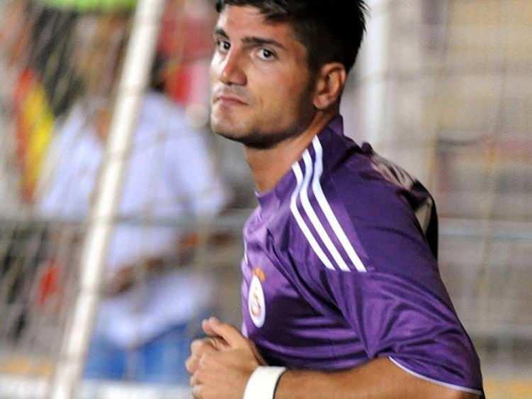 <p><strong>ÜNLÜLER TAKIMI<br />
SURVİVOR BARIŞ ÖZBEK KİMDİR?</strong></p>

<p><br />
<strong>Survivor'da yarışacak olan Barış Özbek, 14 Eylül 1986 yılında Almanya'da dünyaya gelmiştir. Barış Özbek futbola BG Schwerin altyapısıdna başlamıştır. 2003-04 yılında Tus Hordel'de forma giydikten sonra 2005 yılında Rot-Weiss Essen'e gitti. A takım düzeyinde iki yıl oynayıp dikkatleri üzerine çeken gurbetçi futbolcu 2007-08 sezonunda Serkan Çalık ile birlikte Galatasaray'a imza attı.Orta sahanın ortasında, sağ kanatta ve nadiren de olsa sağ bekte oynayabilen Barış oyunun her iki yönünü oynamasıyla dikkat çekmiştir.</strong></p>

<p><strong>Sarı kırmızılılarda uzun süre değişmez isimlerden olan Barış Özbek Almanya 21 yaş altı milli takımında da 16 kez oynadı. Daha sonra 2011-12'de Trabzonspor'a transfer olan futbolcu daha forma giyemeden Almanya'da kendi kendine yaptığı antrenmanda sağ diz iç çapraz bağları kopmuş ve 6 ay sahalardan uzak kalmıştır. Sakatlığı sonrası bordo mavililerde aradığı şansı bulamayınca Union Berlin'e imza attı. 2015 yılında ise Kayserispor'a imza atsa da 1 yıl sonra yeniden Almanya'ya dönerek Duisburg'la sözleşme imzaladı.</strong></p>

<p><strong>Son olarak 2019 yılında Karagümrük'e imza atıp 2020 yılında da ayrılarak futbola son noktayı koymuştur.</strong></p>

<p><strong>Kariyeri boyunca 353 maça çıkan Barış Özbek 20 gol 28 asist yapmıştır.</strong></p>

<p><strong>Barış Özbek Profesyonel kariyeri</strong></p>

<p><strong>2005-2007 Rot-Weiss Essen 25 (1)</strong></p>

<p><strong>2007-2011 Galatasaray 135 (12)</strong></p>

<p><strong>2011-2013 Trabzonspor 9 (0)</strong></p>

<p><strong>2013-2015 Union Berlin 40 (2)</strong></p>

<p><strong>2015-2016 Kayserispor 11 (0)</strong></p>

<p><strong>2016-2017 MSV Duisburg 22 (0)</strong></p>

<p><strong>2018-2020 Fatih Karagümrük 29 (1)</strong></p>

<p><strong>Toplam 27</strong></p>
